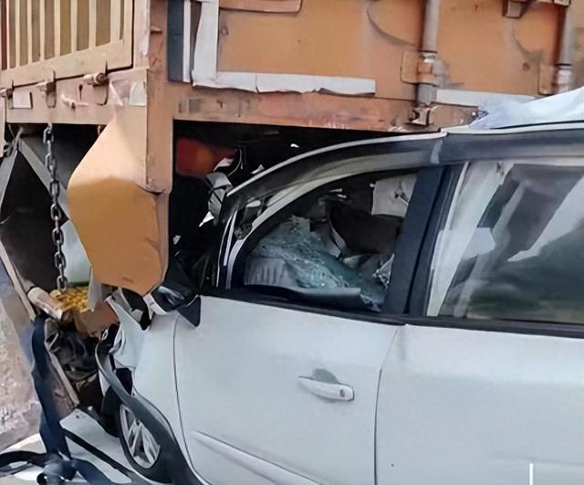 番禺最新交通事故概述及现场情况报道