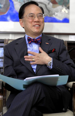 香港最新行政长官身份揭秘,热议话题背后的涉政解读