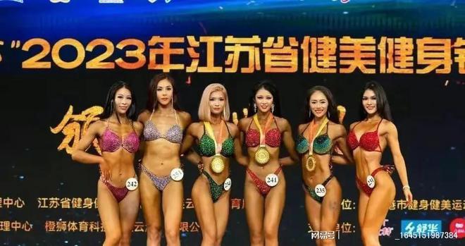 高跟鞋下的逆袭,女模特在健美比赛中展现力量与变化的力量