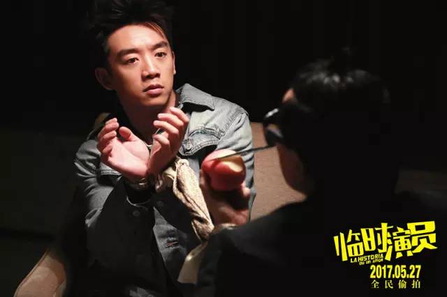 小月临时演员，舞台星光与日常温馨的双重魅力